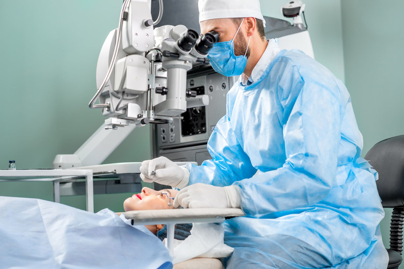 Podczas operacji zaćmy lekarz wykonuje na powierzchni oka dwa maleńkie nacięcia /123RF/PICSEL