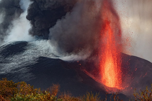 Podczas ostatniej doby nasiliła się aktywność wulkanu Cumbre Vieja /MIGUEL CALERO /PAP/EPA