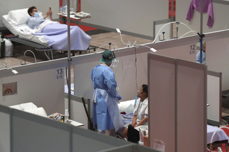 Podczas ostatniej doby w Hiszpanii zmarło 410 osób, u których rozpoznano Covid-19 /KIKO HUESCA /PAP/EPA