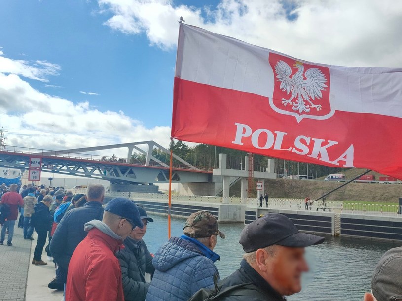 Podczas otwarcia kanału przez mierzeję powiewało wiele biało-czerwonych flag /Wiktor Kazanecki /INTERIA.PL