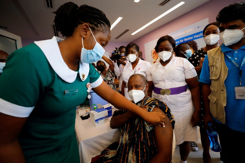 Podczas pandemii COVID-19 kraje afrykańskie mierzyły się z ogromnymi brakami szczepionek ze względu na utrudnioną logistykę /FRANCIS KOKOROKO  /© 2023 Reuters