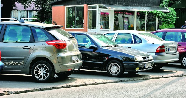 Podczas parkowania należy myśleć nie tylko o sobie, ale i o innych. /Motor