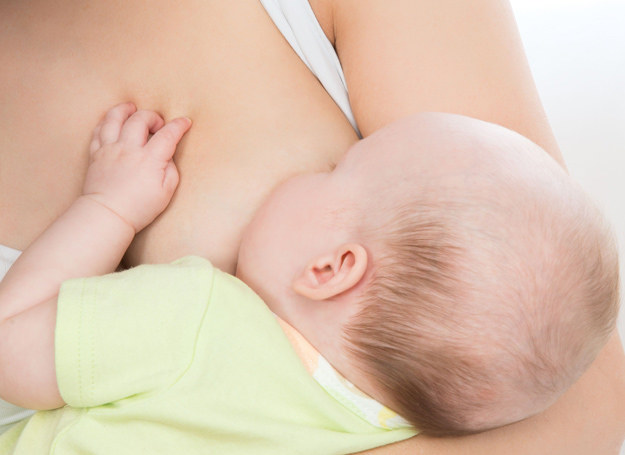 Podczas pierwszych dni podawania mleka modyfikowanego należy obserwować niemowlę. /123RF/PICSEL