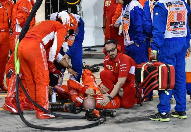 Podczas pit stopu Kimi Raikkonen wjechał w mechanika i złamał mu nogę /GIUSEPPE CACACE /PAP/EPA