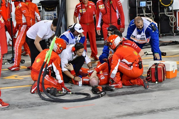 Podczas pit stopu Kimi Raikkonen wjechał w mechanika i złamał mu nogę /GIUSEPPE CACACE /PAP/EPA