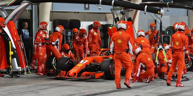 Podczas pit stopu Kimi Raikkonen wjechał w mechanika i złamał mu nogę /GIUSEPPE CACACE /PAP/EPA