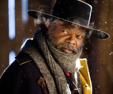 Podczas podróży spotykają innego okrytego złą sławą łowcę nagród majora Marquisa Warrena (Samuel L. Jackson), niegdyś żołnierza walczącego po stronie Unii, oraz Chrisa Mannixa (Walton Goggins), renegata z Południa i samozwańczego szeryfa miasta Red Rock, do którego zmierzają.