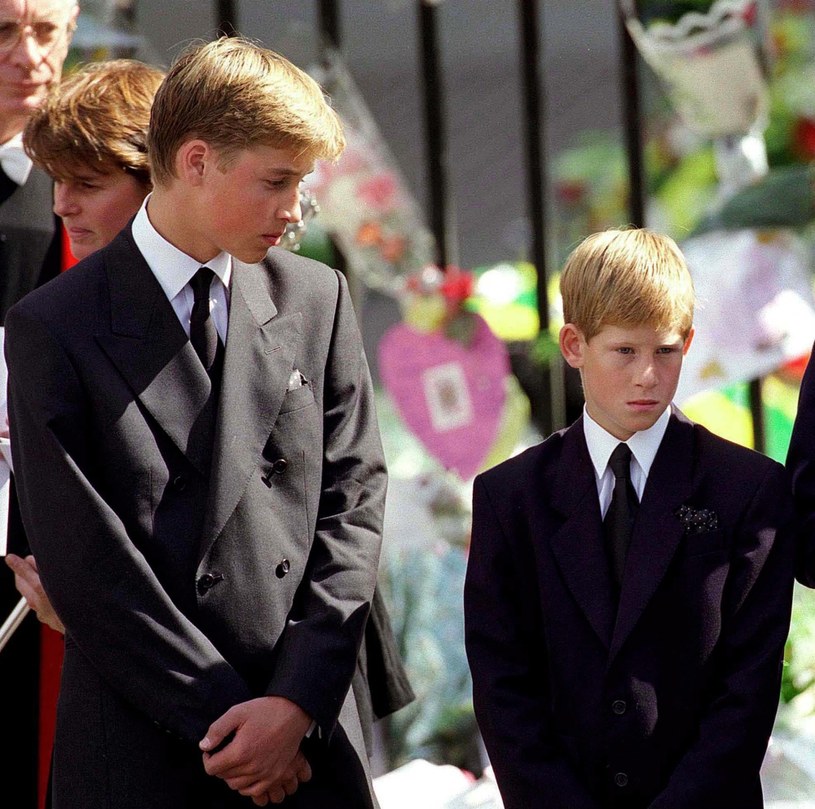 Podczas pogrzebu księżnej Diany oczy całego świata były zwrócone na jej synów - Williama i Harry'ego /Anwar Hussein /Getty Images