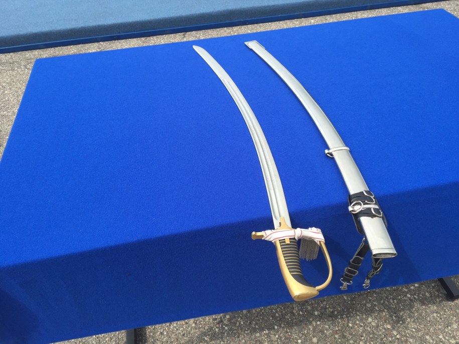 Podczas promocji oficerskiej policjanci dotykani są szablą w ramię /Piotr Bułakowski /RMF FM