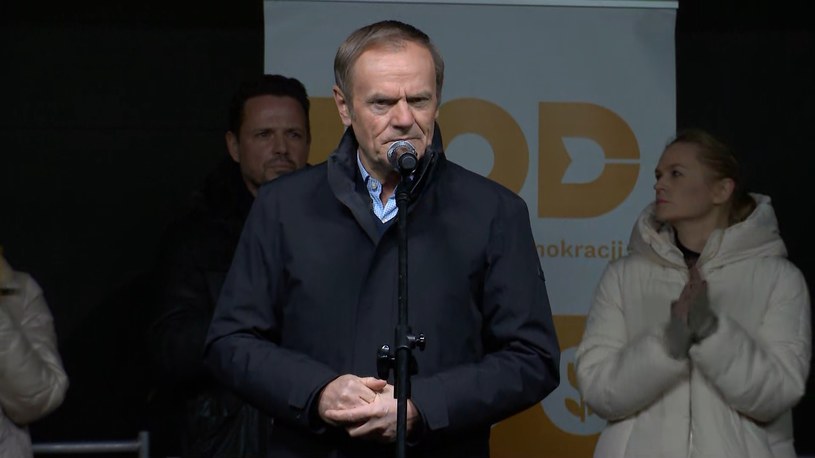 Podczas protestu przeciwko ustawie medialnej przemawiał przewodniczący PO Donald Tusk /Polsat News