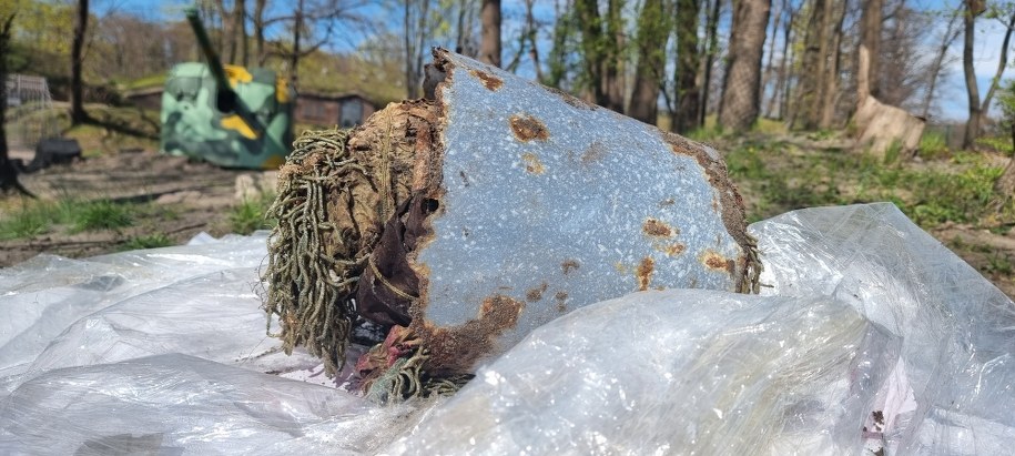 Podczas przekopywanie grządek, na głębokości zaledwie 10-15 cm, w korzeniach drzewa pani Kasia natknęła się na metalowe wiadro. /Muzeum Obrony Wybrzeża, Fort Gerharda w Świnoujściu /