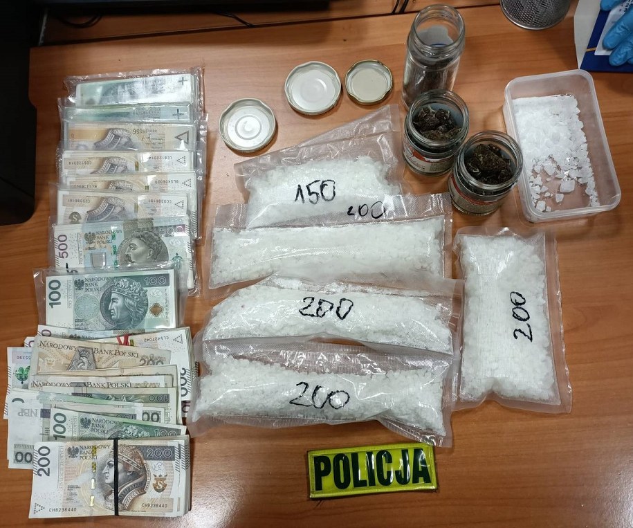 Podczas przeszukania mieszkania mężczyzny funkcjonariusze odnaleźli ponad kilogram różnych nielegalnych używek. /Łódzka policja /