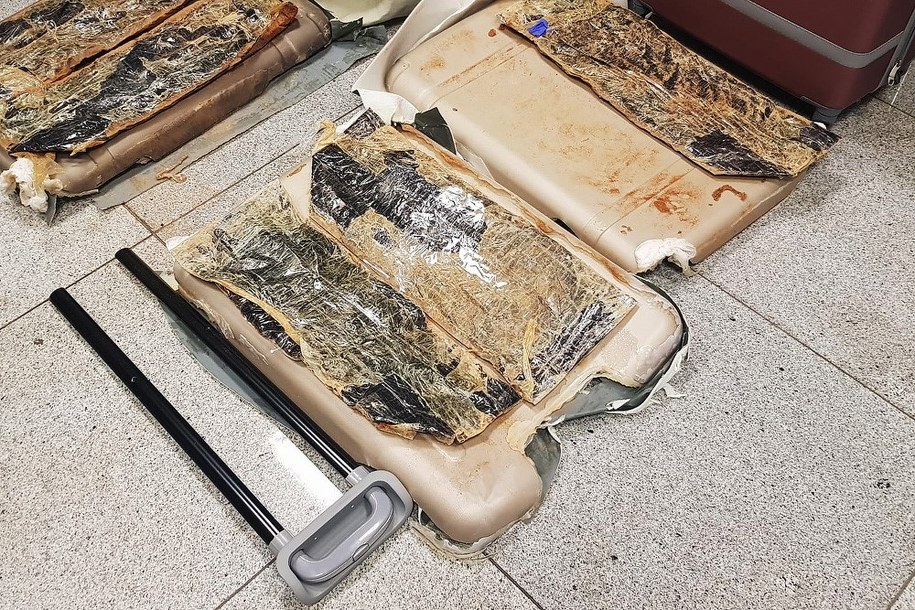 Podczas przeszukania walizek odnaleziono osiem pakietów heroiny przyklejonych do ścianek /Straż Graniczna