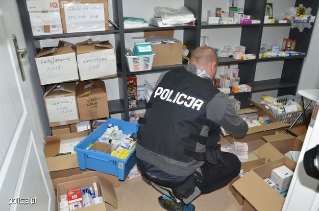 Podczas przeszukania zabezpieczono prawie 2 tys. opakowań leków /Policja