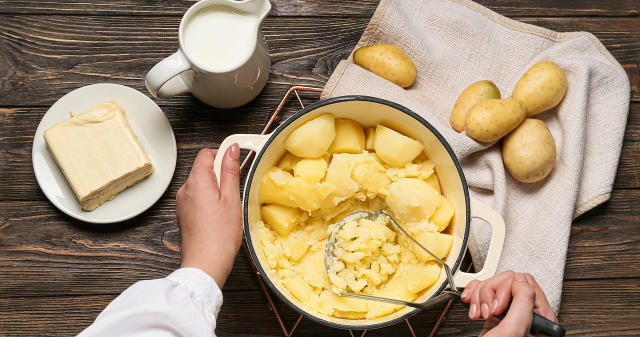 Podczas przyrządzania puree warto zastąpić masło i śmietanę odrobiną mleka /123RF/PICSEL