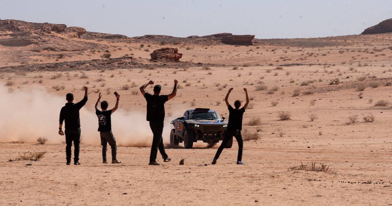 Podczas Rajdu Dakar wszyscy uczestnicy są dosłownie na wyciągnięcie ręki. To prawdziwa mekka dla miłośników motorsportu. Szkoda tylko, że niewielu kibiców ma możliwość oglądania rywalizacji na żywo /Sebastian Kościółek /INTERIA.PL