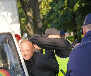 Podczas realizowanych pod koniec czerwca zdjęć w okolicy placu Zbawiciela bohater grany przez Borysa Szyca został aresztowany przez policję. W kogo wciela się aktor?

- Jest dowódcą Zrzeszenia Młodzieży Radykalnej. Słowo dowódca bardzo mu się podoba. Widać, że chciałby być u władzy (…) Będzie do tego dążył po trupach - tak aktor charakteryzuje swojego bohatera - tak Szyc charakteryzuje swą postać.