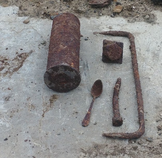 Podczas rekonesansu na budowie zostały znalezione drobne artefakty związane z podstawą działa K 51. /Muzeum Oręża Polskiego w Kołobrzegu /