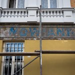 Podczas remontu kamienicy we Wrocławiu pod tynkiem odkryli wyjątkowy napis