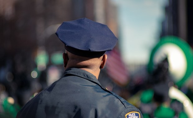 Podczas rewizji osobistej kazali młodej kobiecie wyjąć tampon. Trwa śledztwo ws. zachowań policjantów w Sydney