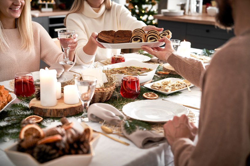 Podczas rodzinnych spotkań na świątecznym stole nie brakuje ciast, tłustych mięs czy alkoholu. Są to produkty zgubne dla wątroby /123RF/PICSEL
