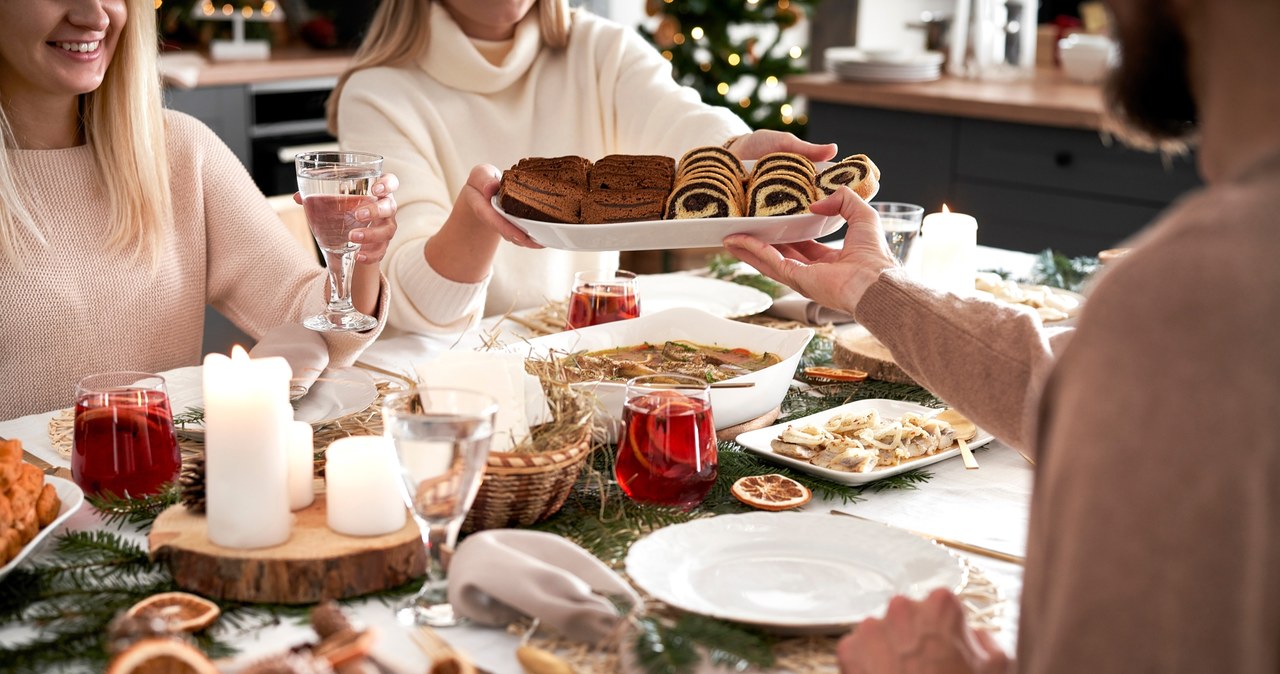 Podczas rodzinnych spotkań na świątecznym stole nie brakuje ciast, tłustych mięs czy alkoholu. Są to produkty zgubne dla wątroby /123RF/PICSEL