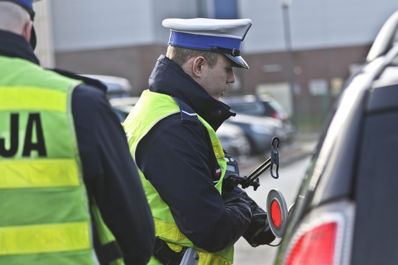 Podczas rutynowych kontroli policjanci sprawdzają liczniki /Piotr Jędzura /Reporter