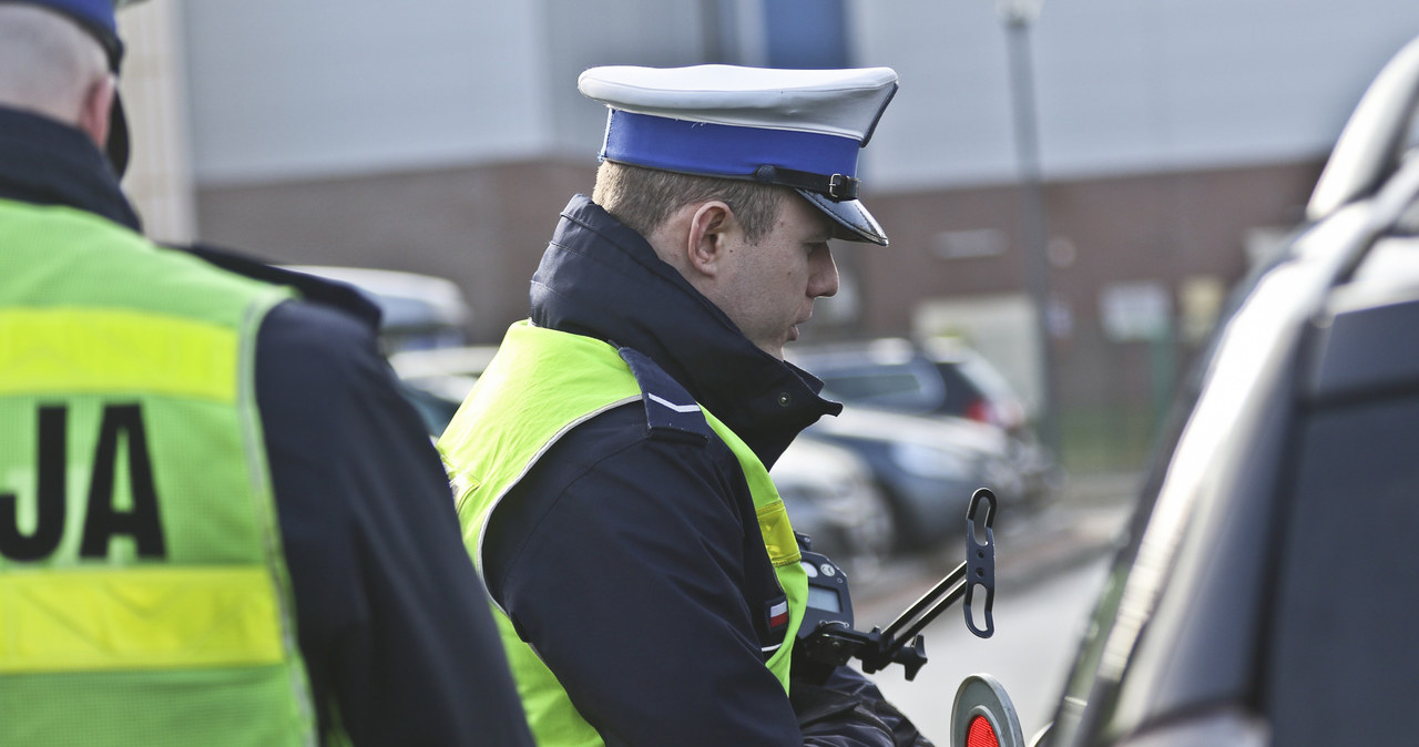 Podczas rutynowych kontroli policjanci sprawdzają liczniki /Piotr Jędzura /Reporter