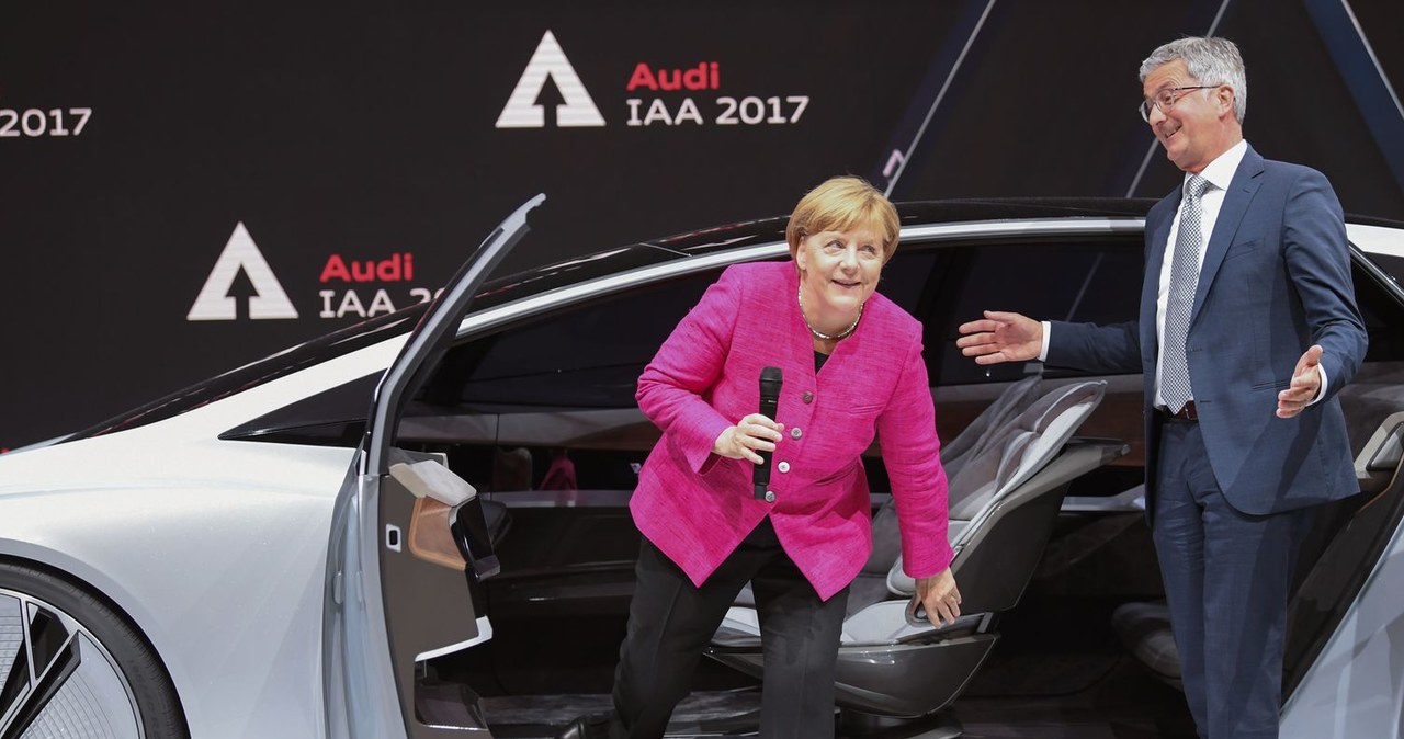 Podczas salonu we Frankfurcie Icona oglądała kanclerz Merkel /AFP