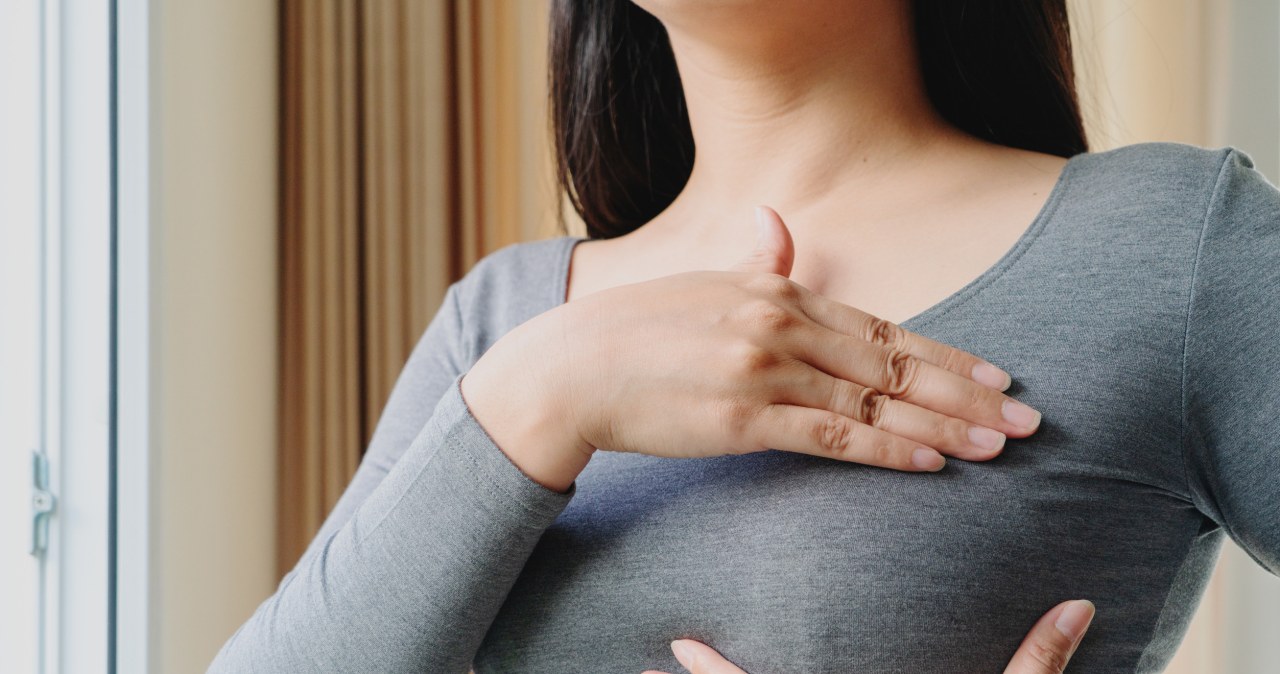 Podczas samobadania piersi należy także sprawdzić przestrzeń pod obojczykami oraz od pachami /123RF/PICSEL