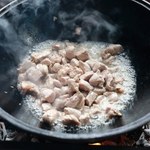 Podczas smażenia filetów z kurczaka pojawia się biała piana. Wiesz, co to jest?  