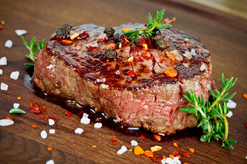 Podczas smażenia nie nakłuwaj mięsa. Po zdjęciu z patelni odłóż na kilka minut, by sok rozeszły się równomiernie po mięsie. /123RF/PICSEL
