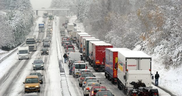 Podczas śnieżyc transport staje w całej Europie /AFP