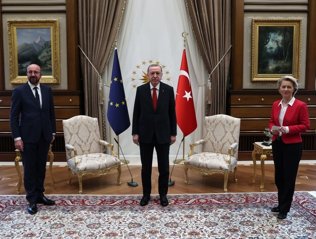 Podczas spotkania na sali były jedynie dwa krzesła /TURKISH PRESIDENTAL PRESS OFFICE / HANDOUT /PAP/EPA
