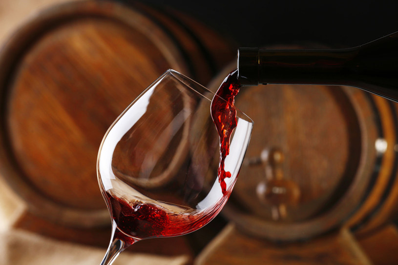 Podczas starzenia w beczkach wino ma delikatny kontrolowany kontakt z tlenem, dzięki czemu będzie bardziej odporne na upływ czasu /123RF/PICSEL