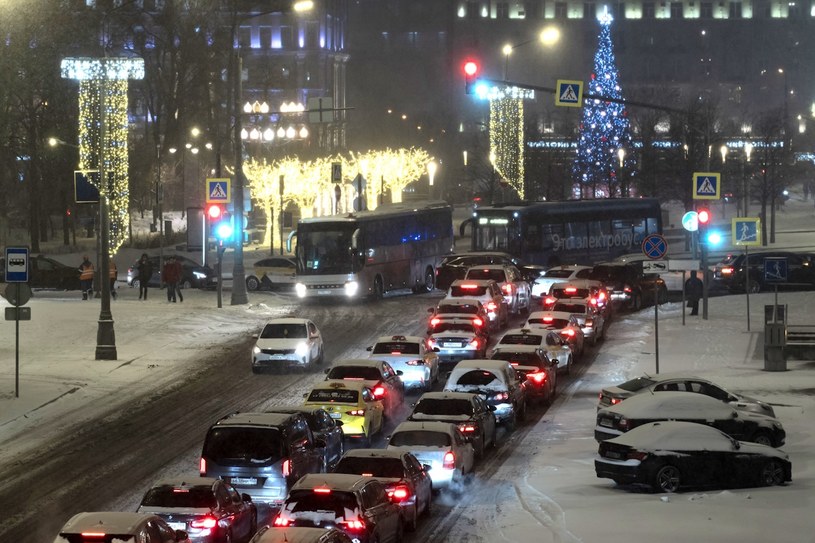 Podczas świątecznych wyjazdów kierowców zmagają się m.in. ze zwiększonym ruchem i warunkami atmosferycznymi /Getty Images