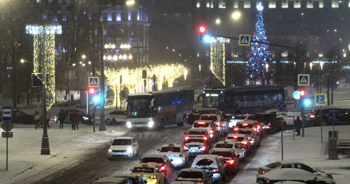 Podczas świątecznych wyjazdów kierowców zmagają się m.in. ze zwiększonym ruchem i warunkami atmosferycznymi /Getty Images