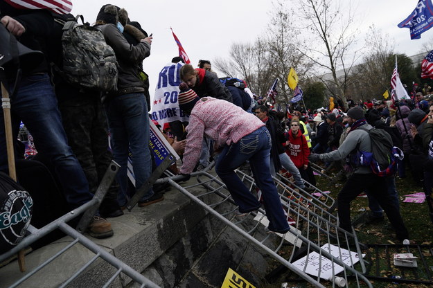 Podczas szturmu na gmach Kongresu zwolenników Trumpa i ich bójek z policją rannych zostało ponad 50 funkcjonariuszy. Zginęło też 5 osób /WILL OLIVER  /PAP/EPA