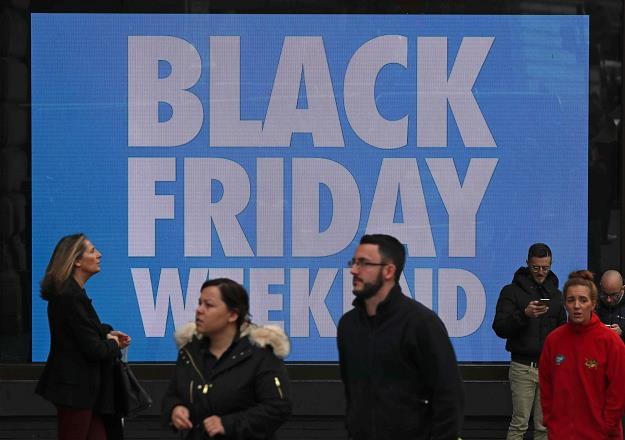 Podczas tegerocznego Black Friday wielu klientów zostało nabitych w butelkę /AFP