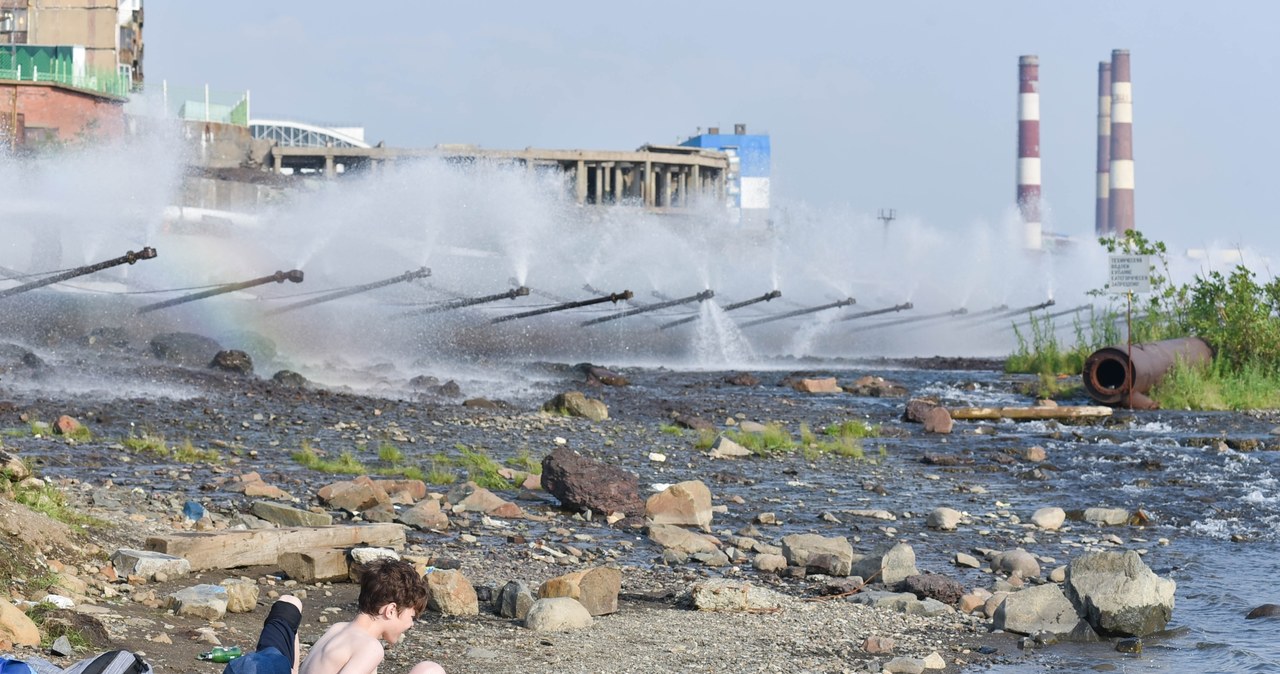Podczas tegorocznego lata Norylsk nawiedziły rekordowe upały. Mieszkańcom pozwolono kąpać się w zbiorniku przy hucie /Denis Kozhevnikov /Getty Images