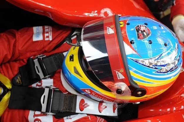 Podczas testów w Jerez Alonso na kasku miał symbol kasku... Kubicy /Agencja SE/East News