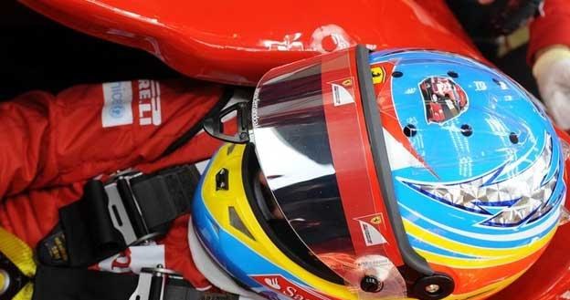 Podczas testów w Jerez Alonso na kasku miał symbol kasku... Kubicy /Agencja SE/East News