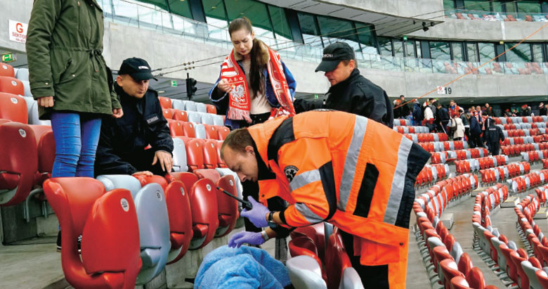 Podczas ucieczki Julita upadnie na ziemię i straci przytomność. Sprawę wybuchu na stadionie z ramienia ABW badać będzie Bożena (Marieta Żukowska) /Świat Seriali