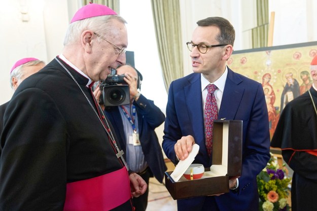 Podczas uroczystości premier otrzymał od biskupów prezent. To była filiżanka, którą prawie zbił /Jakub Kaczmarczyk /PAP