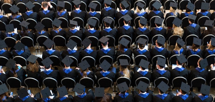 Podczas uroczystości wręczania dyplomów Włochowi towarzyszyło czwórka jego dzieci oraz sześcioro wnucząt /DPA/Daniel Reinhardt /PAP