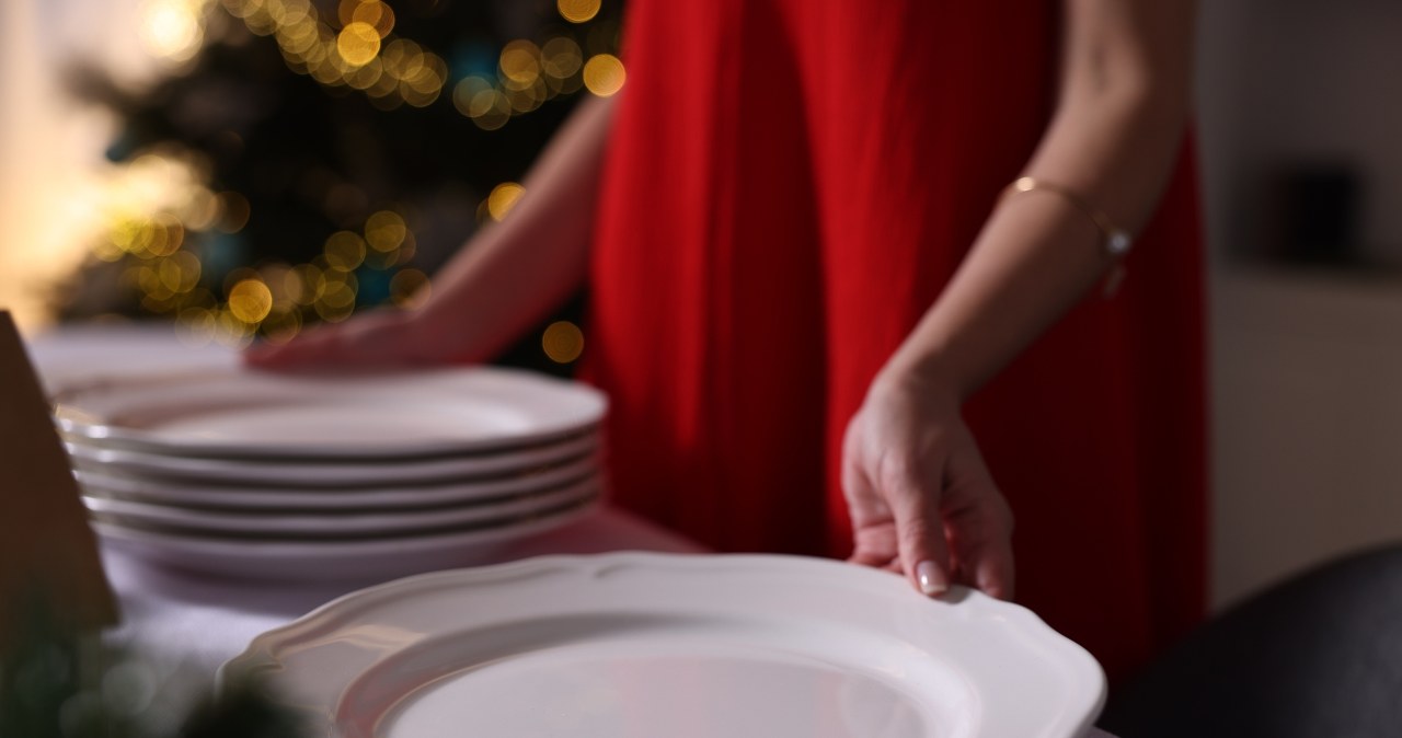 Podczas wigilijnej kolacji należy włożyć pod talerzy małą rzecz, aby zapewnić sobie finansowe szczęście /Pixel
