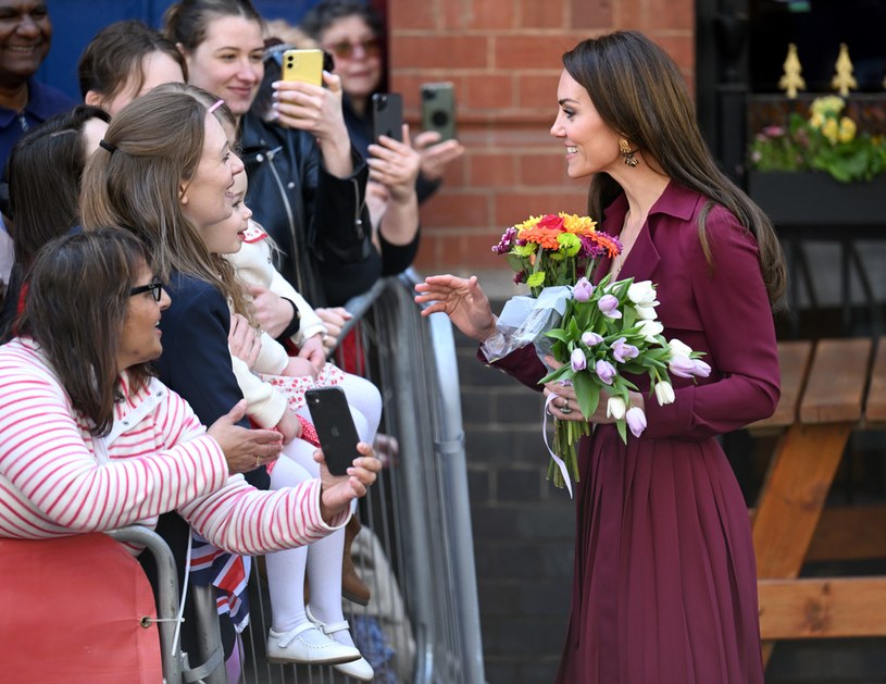Podczas wizyty w Birmingham Kate Middleton bardzo chętnie wchodziła w interakcje z fanami /Getty Images