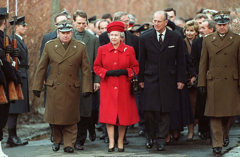 Podczas wizyty w Polsce królowa Elżbieta II miała strój w kolorze czerwonym - nawiązującym do koloru polskiej flagi /Tim Graham / Contributor /Getty Images