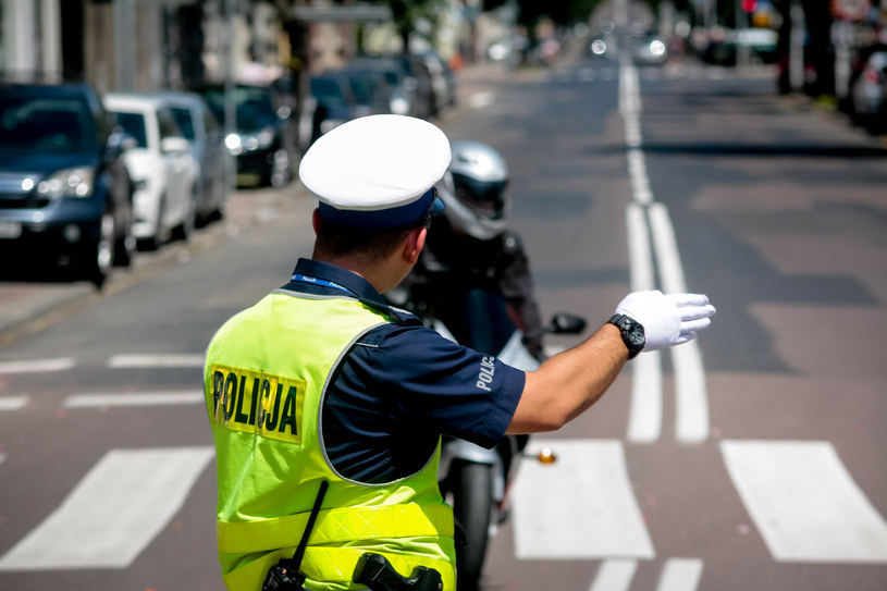 Podczas wymijania lub omijania aut motocyklistów obowiązują przepisy ruchu drogowego - za niektóre wykroczenia grożą wysokie mandaty /Kamil Krukiewicz/REPORTER /East News