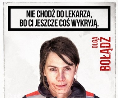 Poddając się licznym zabiegom medycyny estetycznej, z brzydkiego kaczątka zmienia się w bezwzględną, odnoszącą sukcesy przedstawicielkę koncernu farmaceutycznego.